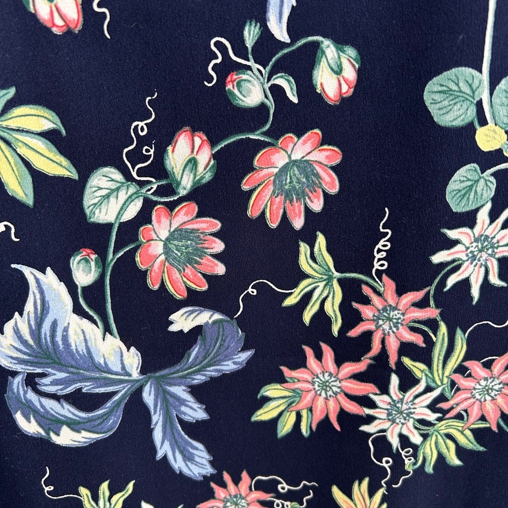 Ann Taylor Navy Blue Floral Short Flutter Sleeve Blouse, size M - Picture 6 of 8